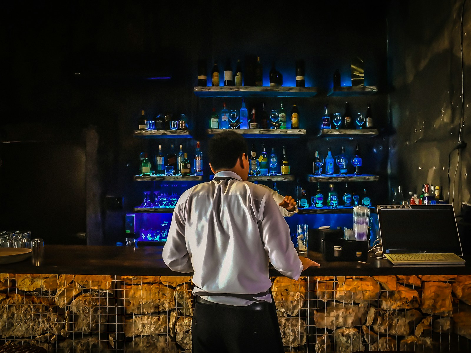 Mostrador de Cafe Bar Victor Costa en Valladolid con mesero atendiendo clientes